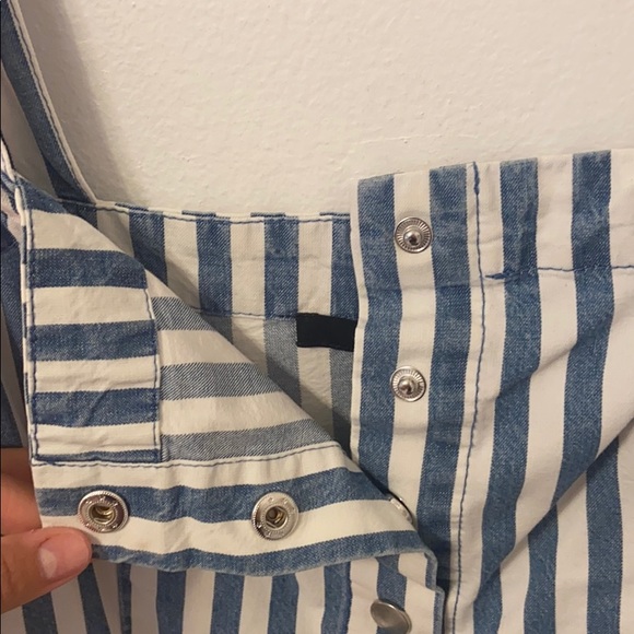 Blue and White fitted snapfront dress with pockets - Picture 2 of 3